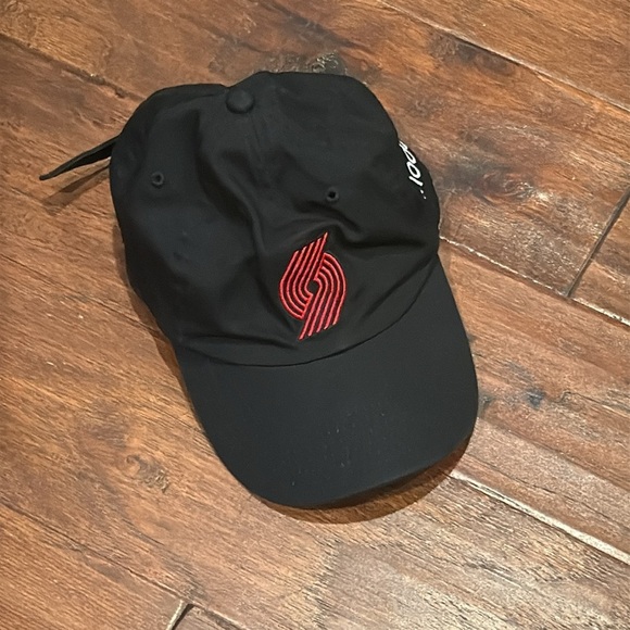 PORTLAND TRAIL BLAZERS Moda Black Cap with Red Logo - Picture 2 of 8